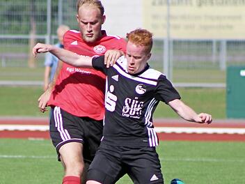 René Knie (schwarzes Trikot) überzeugte als "Sechser" im Spielaufbau. Hier setzt er sich gegen den Schweinfurter Top-Torjäger Dominik Popp durch, der in der zurückliegenden Landesliga-Saison Torschützenkönig wurde.