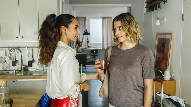 Nach ihrer Rückkehr aus den USA kommt Helen (Hanna Plaß, rechts) erst einmal bei ihrer besten Freundin Stella (Rona Özkan) unter.