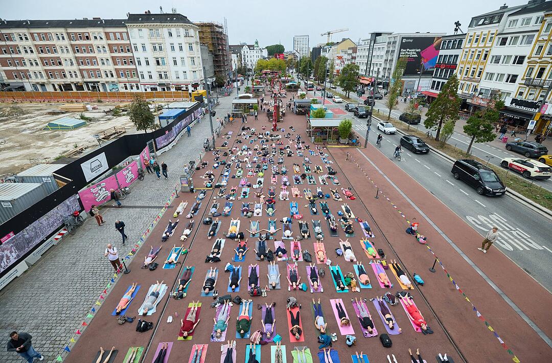 Bikram Open Air Yoga auf der Reeperbahn