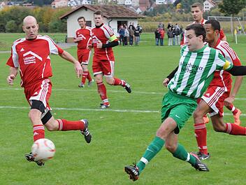 Das zweite Tor für Machtilshausen: Jürgen Seit (links) vom FC Elfershausen hat beim Schuss von Machtilshausens Spielführer Markus Schmitt nur noch das Nachsehen. Foto: ssp