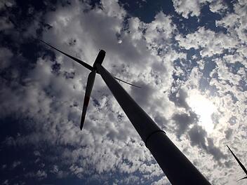 Wie das immissionsschutzrechtliche Verfahren für die geplanten Windparks in Rugendorf-Fichtich und Schimmendorf/Kirchleus ausgeht und wie das verweigerte Einvernehmen der Stadt Kulmbach sich auswirkt, weiß derzeit noch keiner. Foto: Bernd Wüstneck/dpa