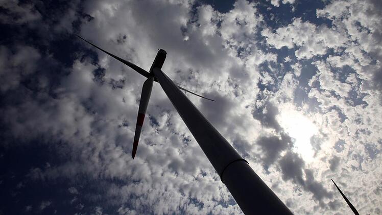 Wie das immissionsschutzrechtliche Verfahren für die geplanten Windparks in Rugendorf-Fichtich und Schimmendorf/Kirchleus ausgeht und wie das verweigerte Einvernehmen der Stadt Kulmbach sich auswirkt, weiß derzeit noch keiner. Foto: Bernd Wüstneck/dpa