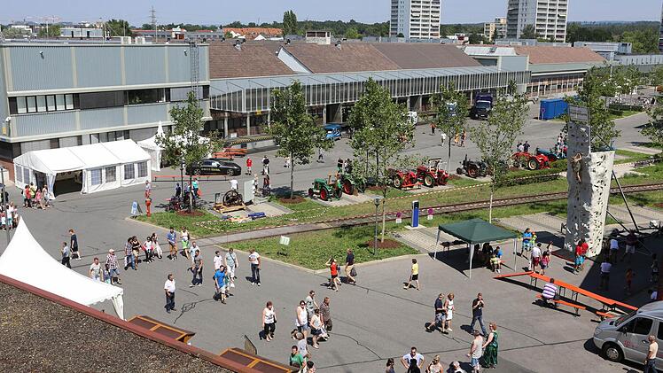 Bei sommerlich heißen Temperaturen haben am Samstag tausende Menschen den Familientag der Firma Bosch für einen Werksbesuch genutzt. Foto: Barbara Herbst