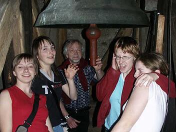 Beim Schüleraustausch vor neun Jahren führte eine Ortsrallye auch auf den Glockenturm der St.-Oswald-Kirche. Mit im Bild Heiner Beyer. Foto: Werner Oetter/Archiv
