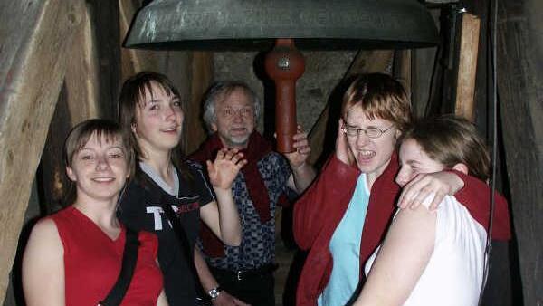 Beim Schüleraustausch vor neun Jahren führte eine Ortsrallye auch auf den Glockenturm der St.-Oswald-Kirche. Mit im Bild Heiner Beyer. Foto: Werner Oetter/Archiv