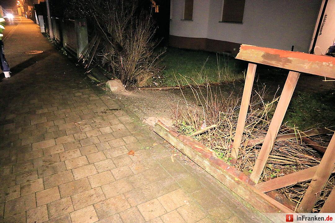 Strullendorf: Raserei endet im Gartenzaun