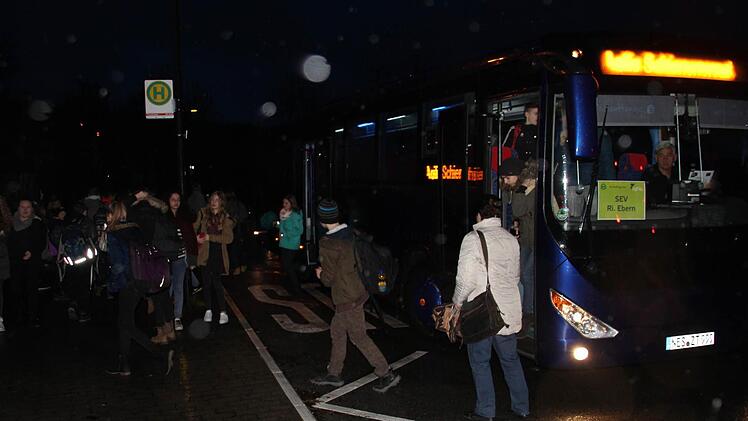 Einer von drei Bussen, die am Morgen als Zugersatz von Hallstadt nach Ebern fuhren, um damit die Schülerströme aufzufangen. Fotos: Ralf Kestel
