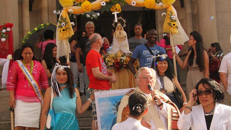 Pfarrer Ottmar Pottler führte mit den philippinischen Frauen die Prozession an, bei der auch die Muttergotttes mitgeführt wurde.