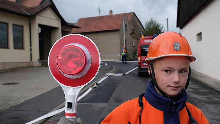 Den Straßenverkehr um die Einsatzstelle herum dirigieren. Foto: Gerd Schaar