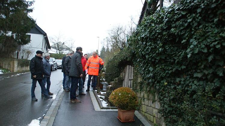 Nach dem Straßenausbau wird die Schloss-Steige in Eltmann neu vermessen. Der Bauausschuss legte in Absprache mit dem Bauamt die Grenzen fest und befasste sich mit Problemlagen wie etwa den Eingängen zu den Felsenkellern.Sabine Weinbeer