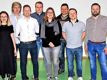 Der neue Vorstand des TSV Rannungen (von links):  Rosalie Sell, Steffen Winterbauer, Andreas Diemer, Florian Erhard, Svenja Neumann,  Marko Weigand, Dominik, Hüllmantel und Oliver Leischner. Es  fehlen Steffi Schindelmann und Marko Nöller.  Foto: Dieter Britz
