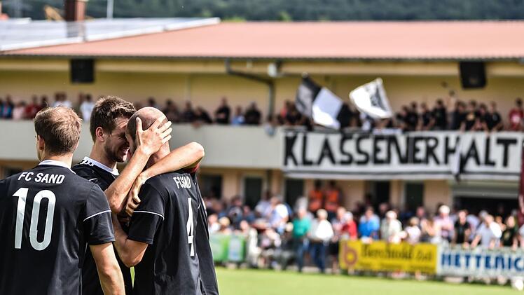 Klassenerhalt! Sebastian Wagner, Chris Gonnert und Flo Gundelsheimer umarmen sich nach dem Sieg, im Hintergrund feiern die Fans. Ryan Evans