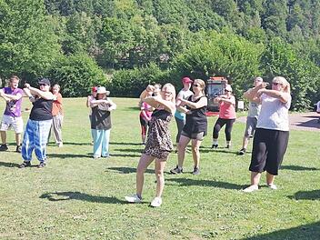 Die Tanzgruppe hatte f&uuml;r das allj&auml;hrliche Sommerevent einen mitrei&szlig;enden Tanz einstudiert. Fotos: Heike Sch&uuml;lein