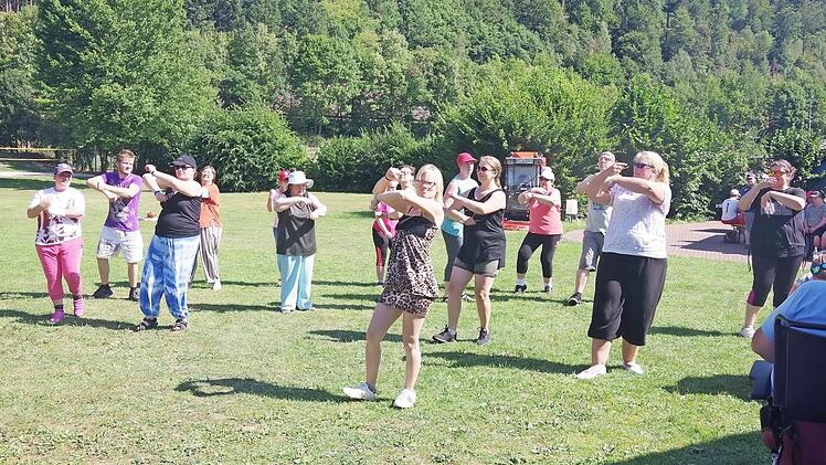 Die Tanzgruppe hatte f&uuml;r das allj&auml;hrliche Sommerevent einen mitrei&szlig;enden Tanz einstudiert. Fotos: Heike Sch&uuml;lein