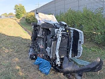 Der v&ouml;llig zerst&ouml;rte Transporter blieb auf dem Gr&uuml;nstreifen der A&nbsp;70 liegen. Foto: News5/Merzbach