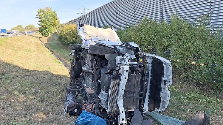 Der v&ouml;llig zerst&ouml;rte Transporter blieb auf dem Gr&uuml;nstreifen der A&nbsp;70 liegen. Foto: News5/Merzbach