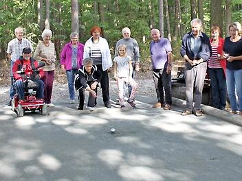 Die Senioren beim Boule-Spielen Foto: Carmen Schwind