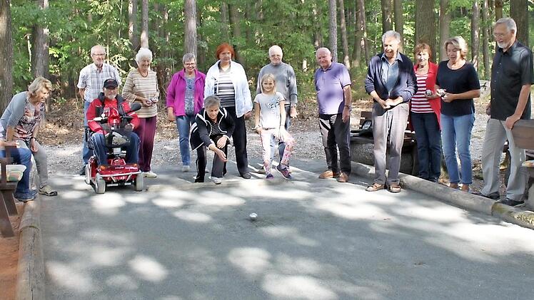 Die Senioren beim Boule-Spielen Foto: Carmen Schwind