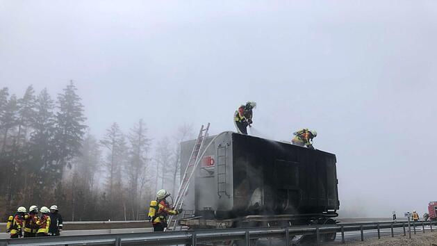 Bei einem Anhänger-Brand auf der A9 kam es zu Verkehrsbehinderungen auf der Autobahn. Foto: NEWS5 / Bauernfeind