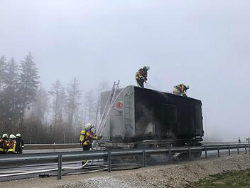 Bei einem Anhänger-Brand auf der A9 kam es zu Verkehrsbehinderungen auf der Autobahn. Foto: NEWS5 / Bauernfeind