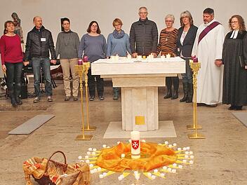 Die Frauen und Männer der Arbeitsgruppe "Sternenkinder" zusammen mit Pfarrerin Sarah Schimmel und Diakon Joachim Stapf (von rechts): Sie stehen vereint um den Altar mit den leuchtenden Kerzen für die verstorbenen Kinder.  Fotos: Günther Geiling