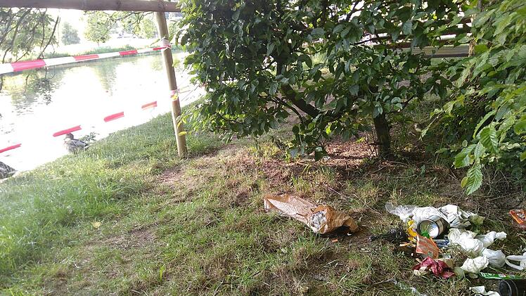 Lauschiges Plätzchen an der Hecke verlassen, "Saustall" hinterlassen