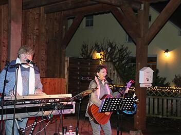 Jürgen Ballner und Christiane Hartmann spielten vor ihrem Haus viele bekannte Titel.  Foto: Hilmar Ruppert