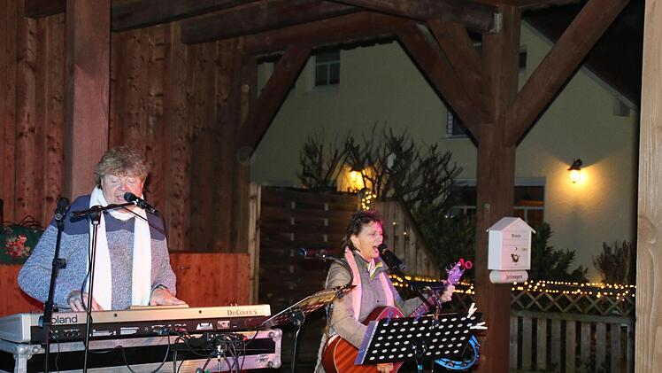 Jürgen Ballner und Christiane Hartmann spielten vor ihrem Haus viele bekannte Titel.  Foto: Hilmar Ruppert