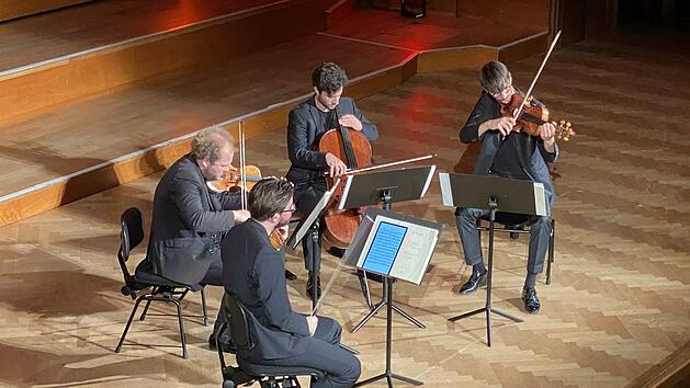 in Streichquartett spielt "Erinnerungen" (von links.): Die "Goldm&uuml;nder" Florian Sch&ouml;tz und Pinchas Adt (Violine), Christoph Vandory (Viola) und Raphael Paratore (Violoncello).