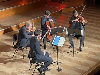 in Streichquartett spielt "Erinnerungen" (von links.): Die "Goldmünder" Florian Schötz und Pinchas Adt (Violine), Christoph Vandory (Viola) und Raphael Paratore (Violoncello).