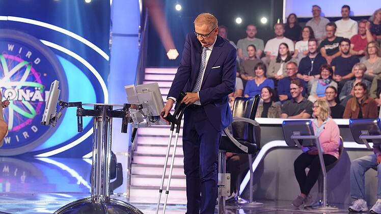 Umgeknickt! Der Moderator kam verletzt ins Studio.