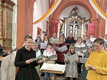 Die Chöre InTakt und Chorisma in der Wehrkirche.