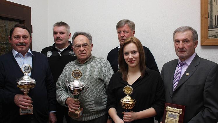 Vereinsmeister und Geehrte für 50 Jahre Mitgliedschaft (von links: Waldemar Denner, Werner Mauer, Willi Stumpf, Hubert May, Alina Behr, Karl Bauer). Fotos: Arnold Nöth