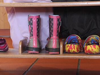 Die Schuhe stehen noch im Regal im Kindergarten, die Flüchtlingskinder wurden am Montag abgeholt.Foto: Corinna Igler