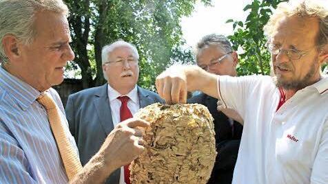 Walter Näher (rechts), gab Auskunft über die Hornissenkästen.