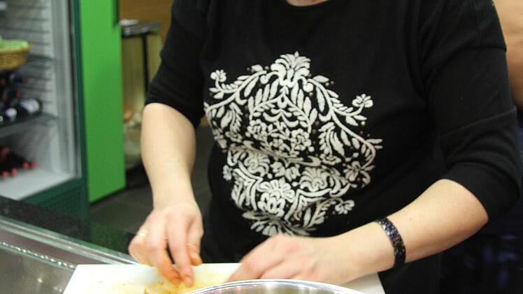 Ilknur Güvenilir von der türkischen Gemeinde bereitete leckere Weinblätter zu.