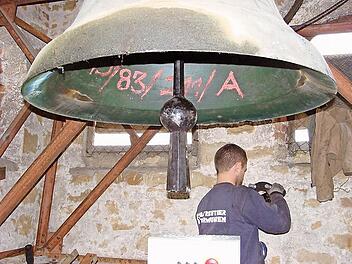 Diese Glocke aus dem Jahr 1652 überstand auf dem Glockenfriedhof in Hamburg den Krieg und wurde nicht eingeschmolzen. Jetzt wurde sie von Fachleute einer Bayreuther Firma renoviert.  Foto: Gerhard Schmidt