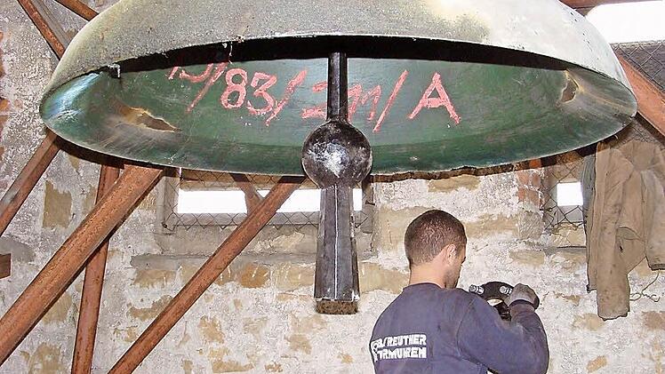 Diese Glocke aus dem Jahr 1652 überstand auf dem Glockenfriedhof in Hamburg den Krieg und wurde nicht eingeschmolzen. Jetzt wurde sie von Fachleute einer Bayreuther Firma renoviert.  Foto: Gerhard Schmidt