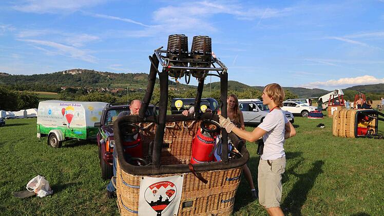 Daniel Heid aus Hundsboden und seine Freundin Anne-Sofie bereiten den Ballon vor. Foto: Franz Galster