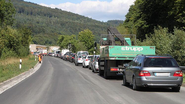 Stau vor der Baustellen-Ampel: Wer an Sinter Metals vorbei in Richtung Römershag wollte, musste lange warten. Doch härter traf es die Autofahrer, die von Römershag in die Stadt unterwegs waren. Foto: Ulrike Müller