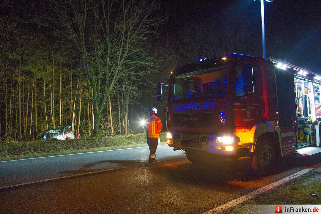 Pkw kracht gegen Baum bei Schwarzenbruck