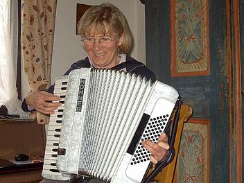 Musikerin Ingeborg Degelmann aus Fölschnitz moderierte erstmals 1985 die Sendung "Volksmusik aus Franken". Künftig will der Bayerische Rundfunk die beliebte Reihe nur noch digital ausstrahlen.  Foto: BR-Archiv