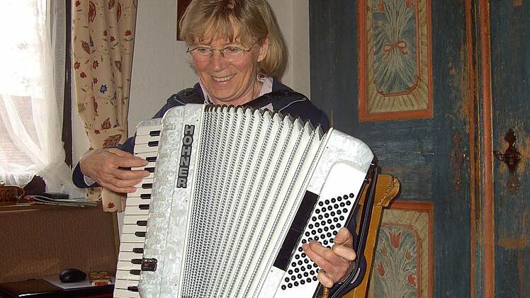 Musikerin Ingeborg Degelmann aus Fölschnitz moderierte erstmals 1985 die Sendung "Volksmusik aus Franken". Künftig will der Bayerische Rundfunk die beliebte Reihe nur noch digital ausstrahlen.  Foto: BR-Archiv