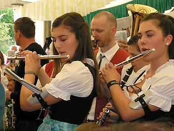 Die Blaskapelle, mit den zwei jungen Damen an den Querflöten, begeisterten die Besucher mit der Bayernhymne.   Foto: Heidi Amon