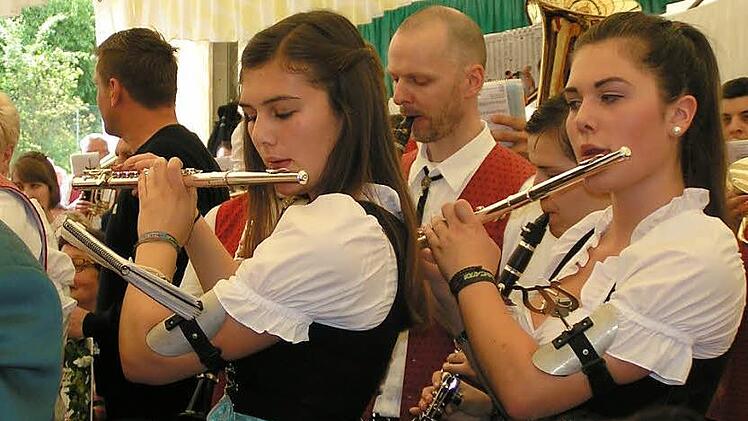 Die Blaskapelle, mit den zwei jungen Damen an den Querflöten, begeisterten die Besucher mit der Bayernhymne.   Foto: Heidi Amon