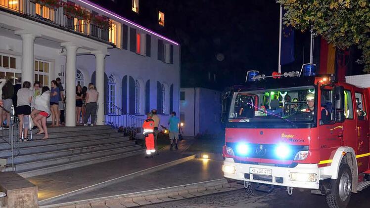 Polizei, Rotes Kreuz und die Freiwillige Feuerwehr Garitz waren am Heiligenhof im Einsatz.  Foto: Peter Rauch