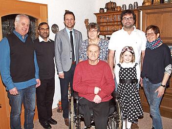 Das Jubelpaar Wagner (Mitte) freute sich über die Glückwünsche seines Sohnes Uwe mit Frau Andrea und Töchterchen Fanny (rechts) sowie von Peter Wagners Bruder Hans, Pfarrer George Thottankara und Bürgermeister Andreas Hügerich (von links). Foto: Alfred Thieret