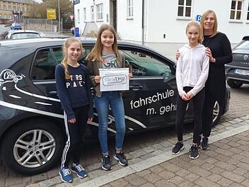 Girls' Day in der Fahrschule: Nathalie, Emma und Lucy verbrachten einen interessanten Tag in der Fahrschule. Unser Foto zeigt sie mit Sabine Gehrung. Foto: Michael Gehring