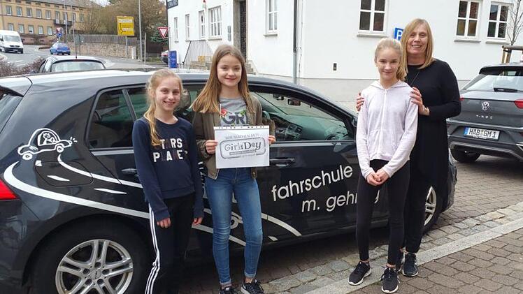Girls' Day in der Fahrschule: Nathalie, Emma und Lucy verbrachten einen interessanten Tag in der Fahrschule. Unser Foto zeigt sie mit Sabine Gehrung. Foto: Michael Gehring
