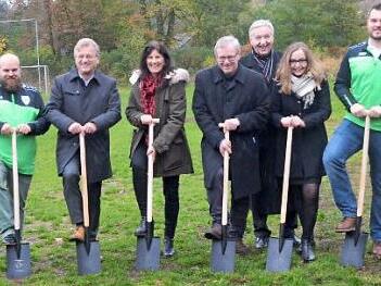 Beim Spatenstich von links: Andreas Scherbel (1. FC Stockheim), Bürgermeister Rainer Detsch, Susanne Faller (Regionalmanagement), Michael Hofmann (AELF Münchberg), Klaus-Jürgen Scherr (Sparkasse Kulmbach-Kronach), Daniela Krüger (Sparkassenstiftung Ludwigsstadt und Kronach), Michael Hanke (1. FC)  Foto: K.- H. Hofmann